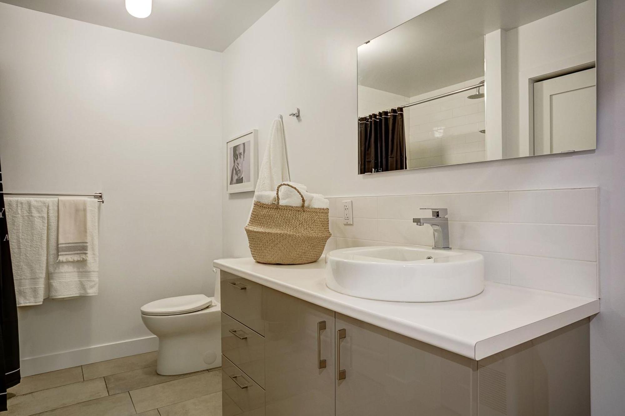 Explore Montreal From Sleek Contemporary Apartment By Den Stays Номер фото
