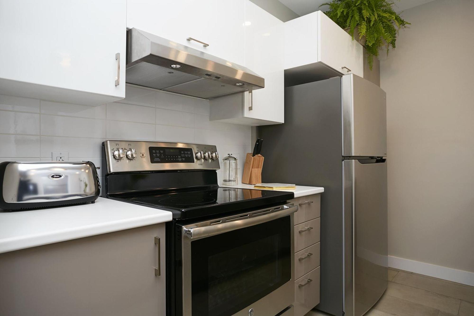 Explore Montreal From Sleek Contemporary Apartment By Den Stays Номер фото