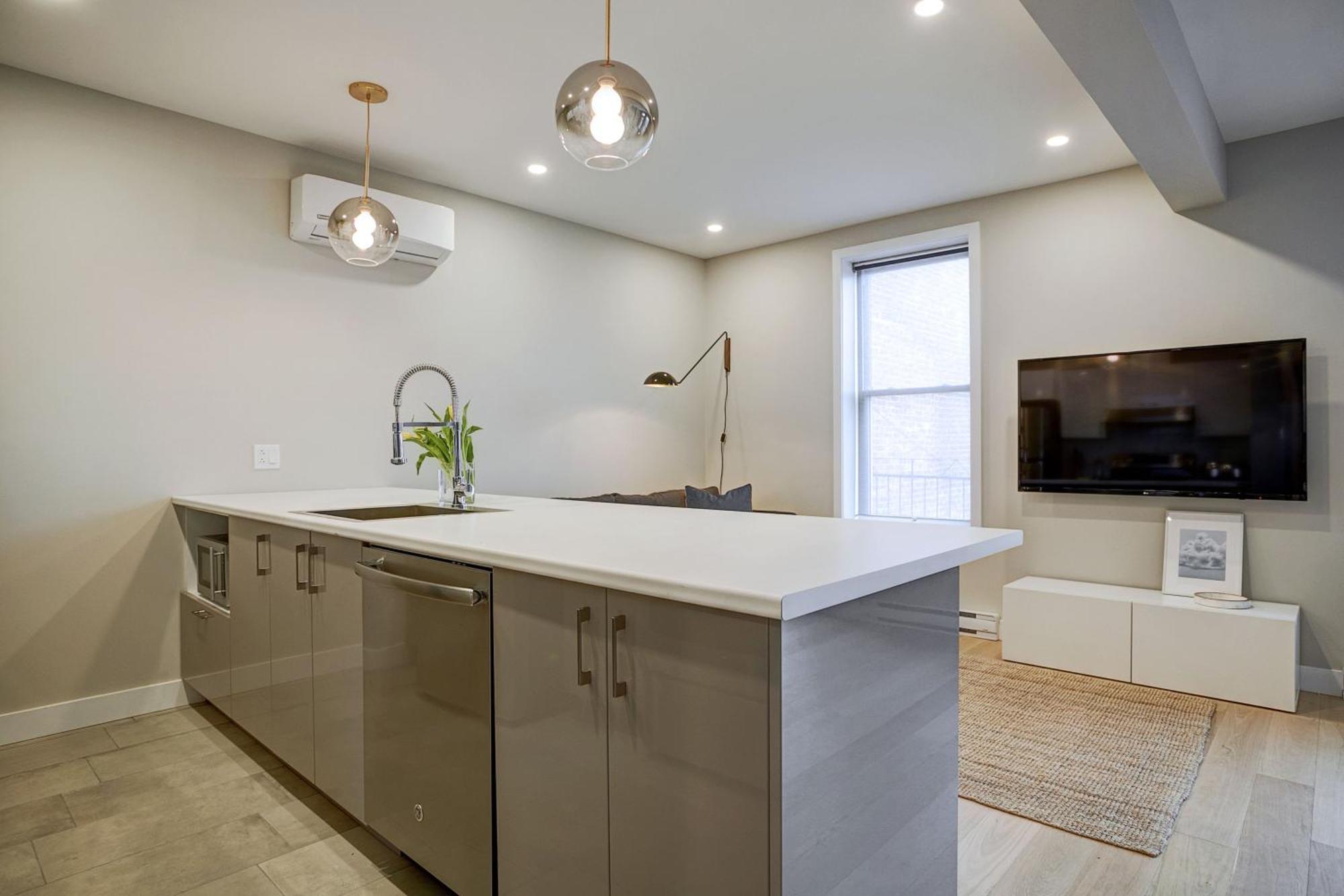 Explore Montreal From Sleek Contemporary Apartment By Den Stays Номер фото