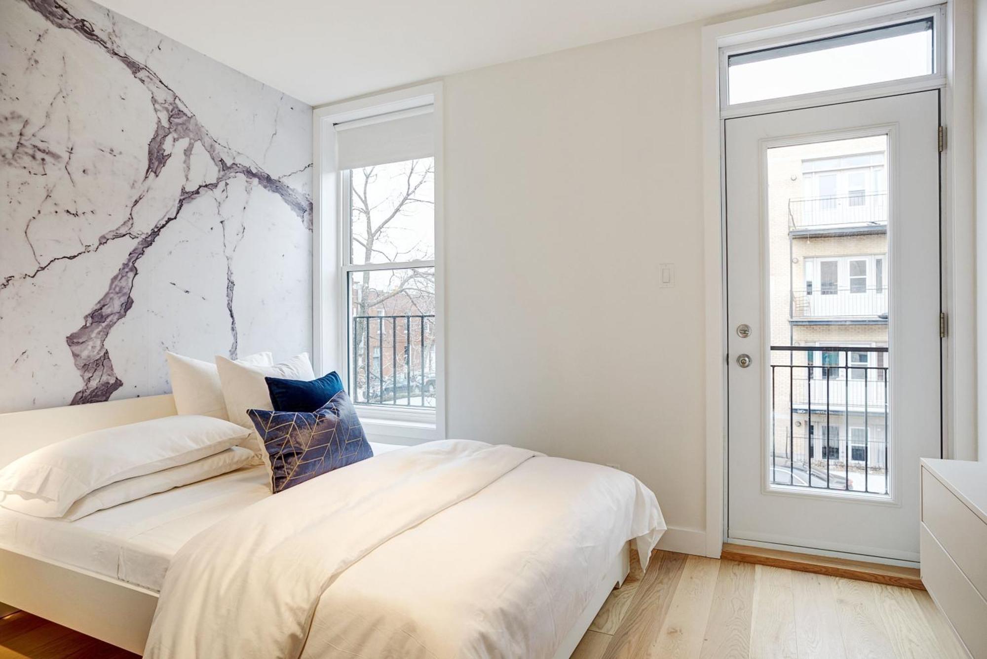 Explore Montreal From Sleek Contemporary Apartment By Den Stays Номер фото